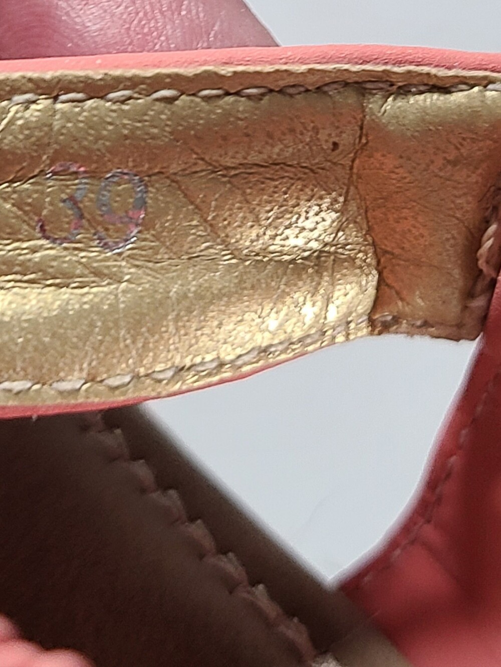 Cute Cushioned Coral T-Strap Women's Sandals Gold Accent Elastic Size 8 (39) - Picture 5 of 6